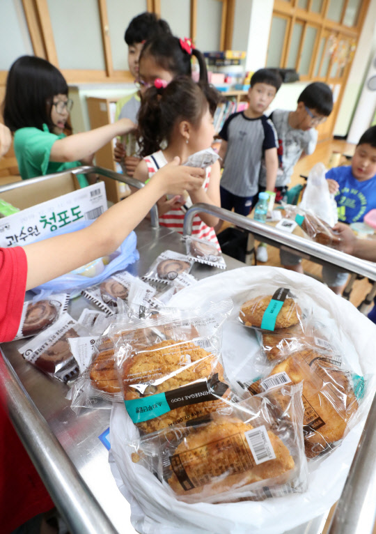 빵·음료 배식받는 학생들학교 비정규직 노동자들이 총파업에 들어간 3일 부산 시내 한 초등학교 교실에서 학생들이 빵과 음료를 배식받고 있다.                연합뉴스